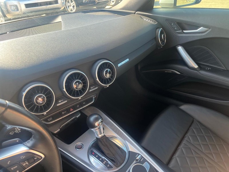 Audi TT Vehicle Full-screen Gallery Image 21
