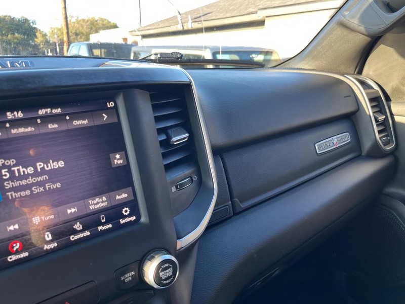 Ram 1500 Vehicle Full-screen Gallery Image 26