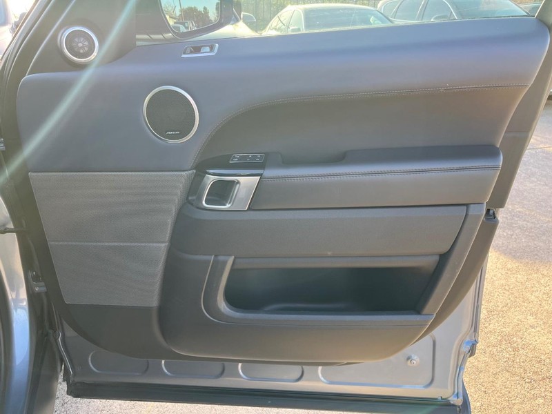 Land Rover Range Rover Sport Vehicle Full-screen Gallery Image 15