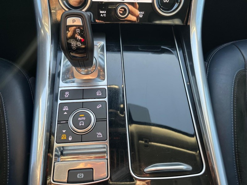 Land Rover Range Rover Sport Vehicle Full-screen Gallery Image 25