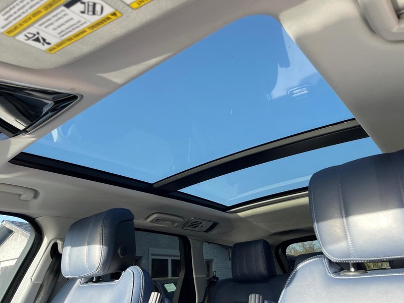 Land Rover Range Rover Sport Vehicle Full-screen Gallery Image 27