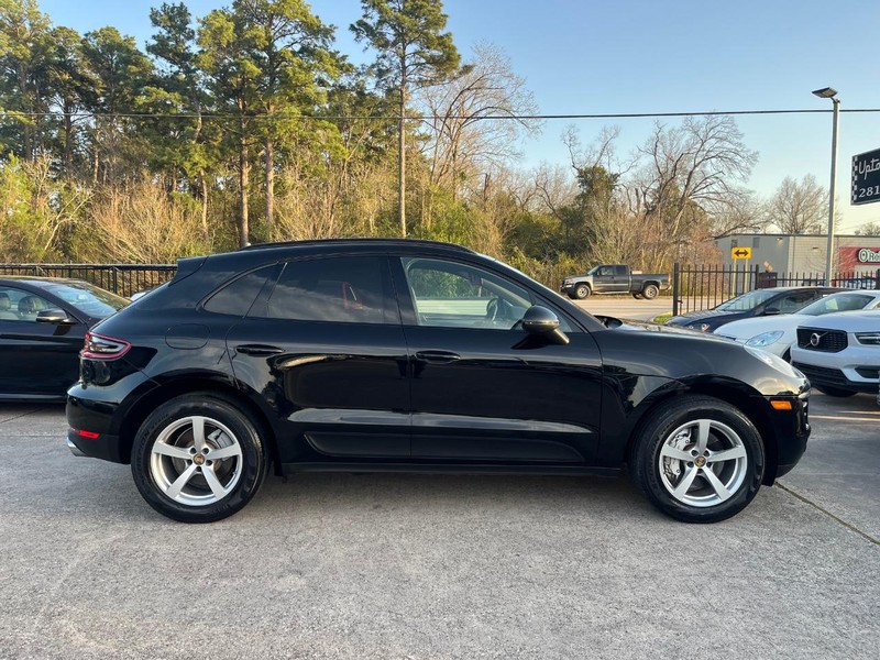 Porsche Macan Vehicle Full-screen Gallery Image 05