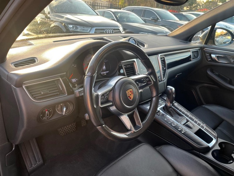 Porsche Macan Vehicle Full-screen Gallery Image 09
