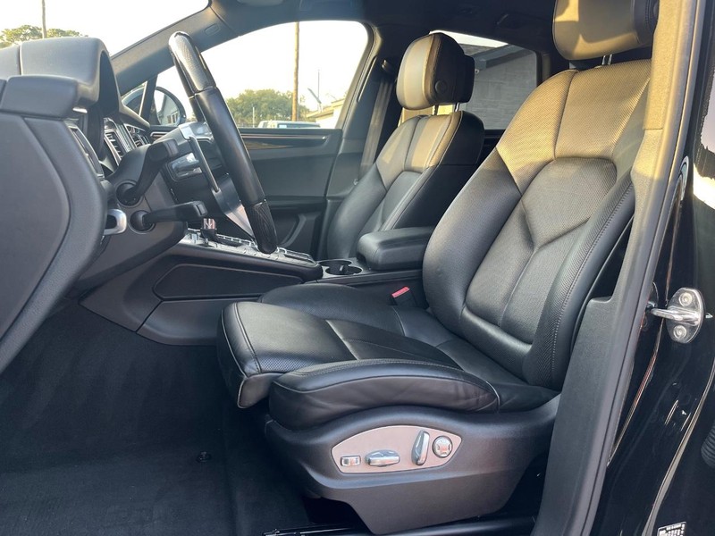 Porsche Macan Vehicle Full-screen Gallery Image 10