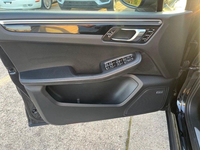 Porsche Macan Vehicle Full-screen Gallery Image 11