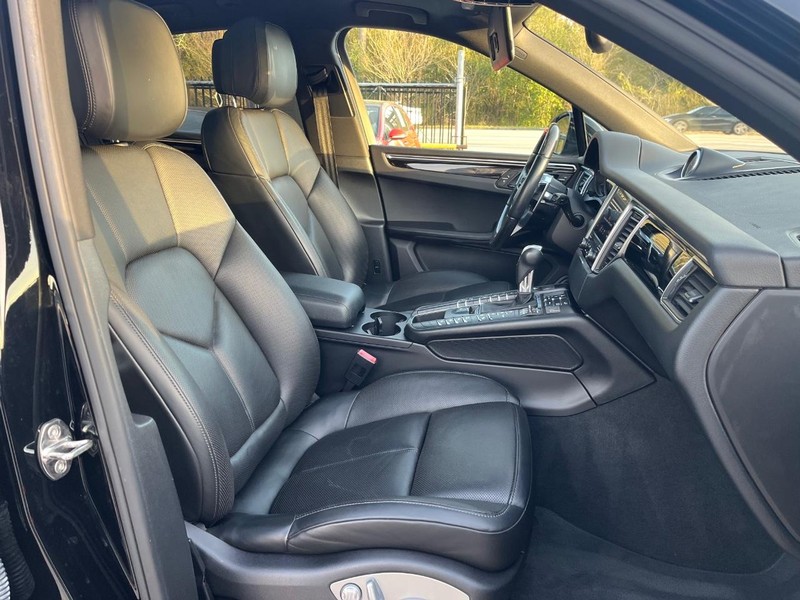 Porsche Macan Vehicle Full-screen Gallery Image 13