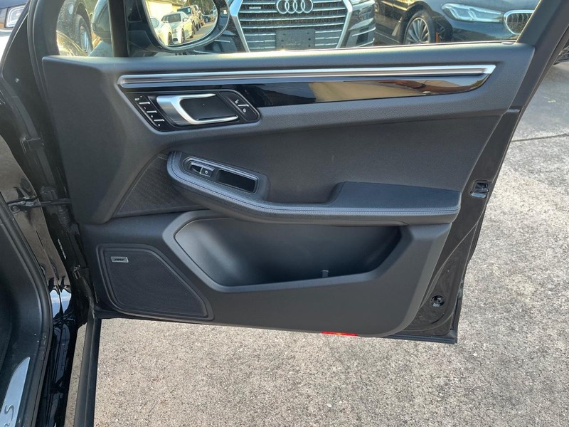 Porsche Macan Vehicle Full-screen Gallery Image 14