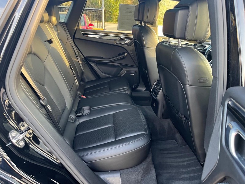 Porsche Macan Vehicle Full-screen Gallery Image 15