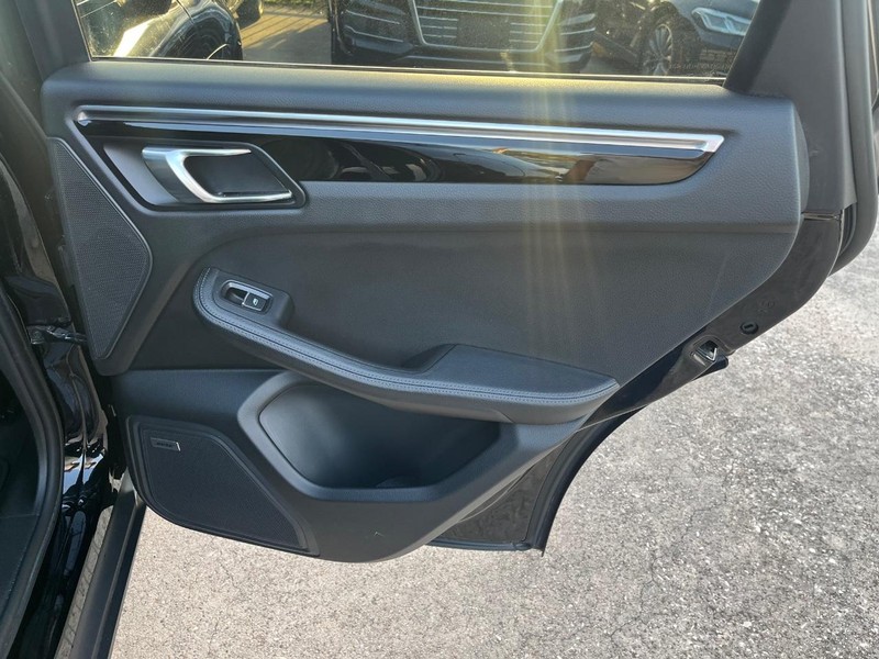 Porsche Macan Vehicle Full-screen Gallery Image 16