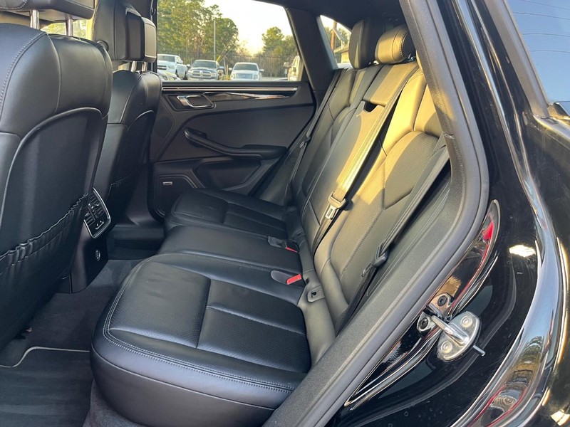 Porsche Macan Vehicle Full-screen Gallery Image 17