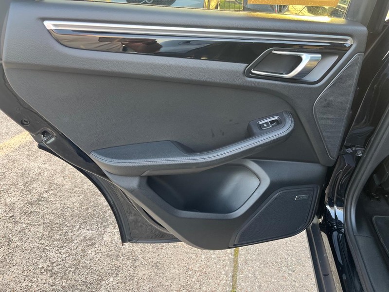 Porsche Macan Vehicle Full-screen Gallery Image 18