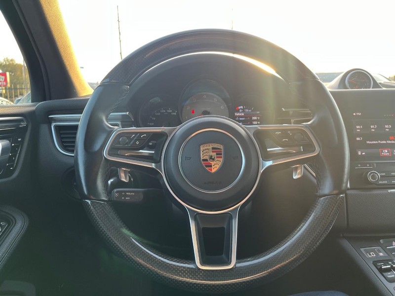 Porsche Macan Vehicle Full-screen Gallery Image 19