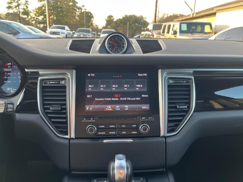 Porsche Macan Vehicle Full-screen Gallery Image 21