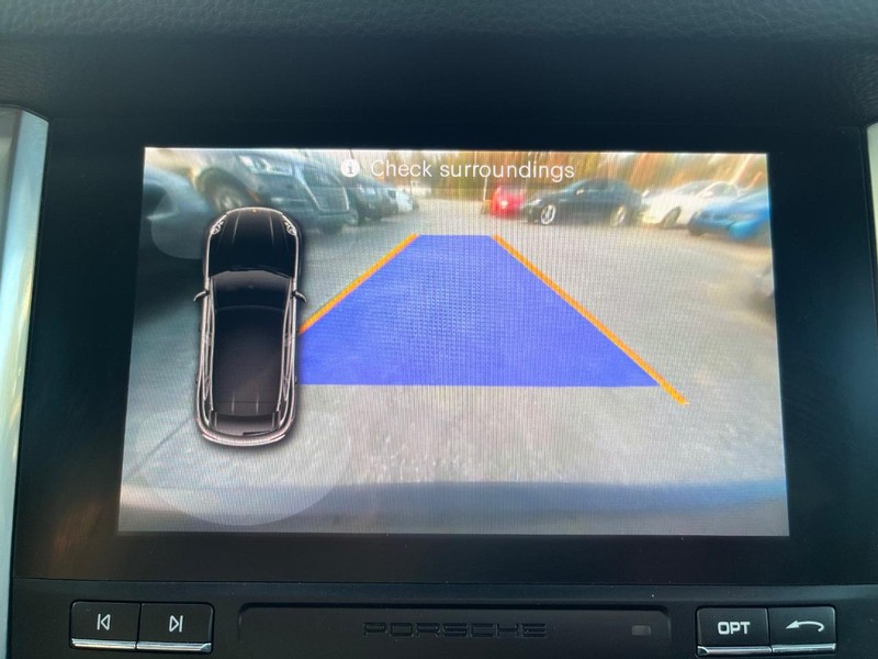 Porsche Macan Vehicle Full-screen Gallery Image 23