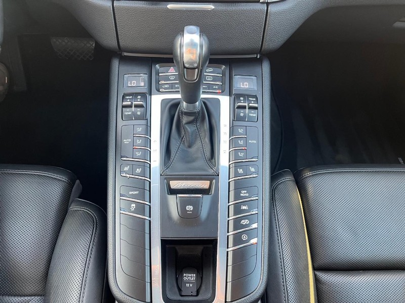 Porsche Macan Vehicle Full-screen Gallery Image 24