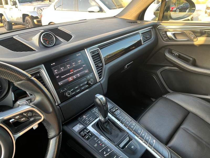 Porsche Macan Vehicle Full-screen Gallery Image 25
