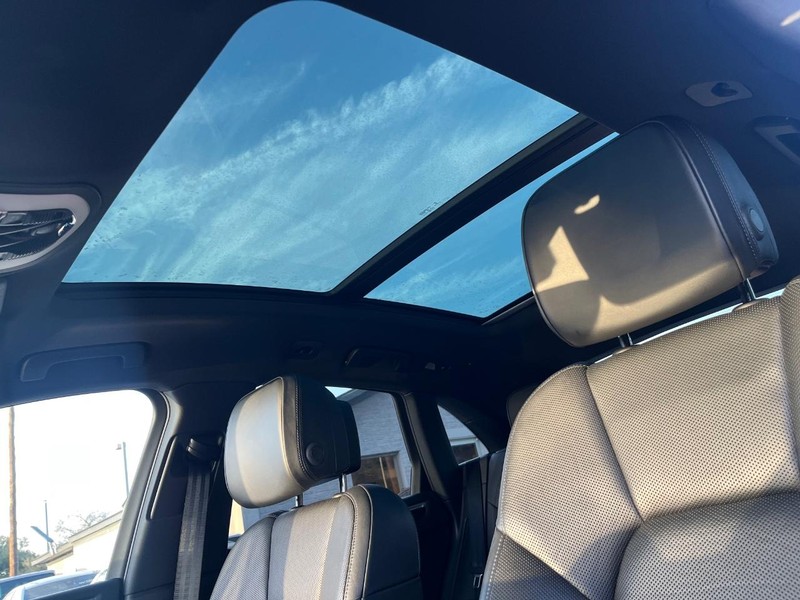 Porsche Macan Vehicle Full-screen Gallery Image 26