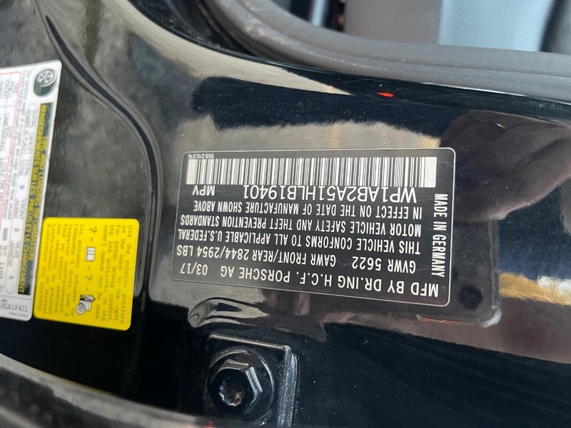 Porsche Macan Vehicle Full-screen Gallery Image 27