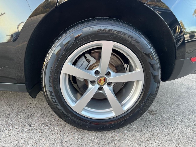 Porsche Macan Vehicle Full-screen Gallery Image 28