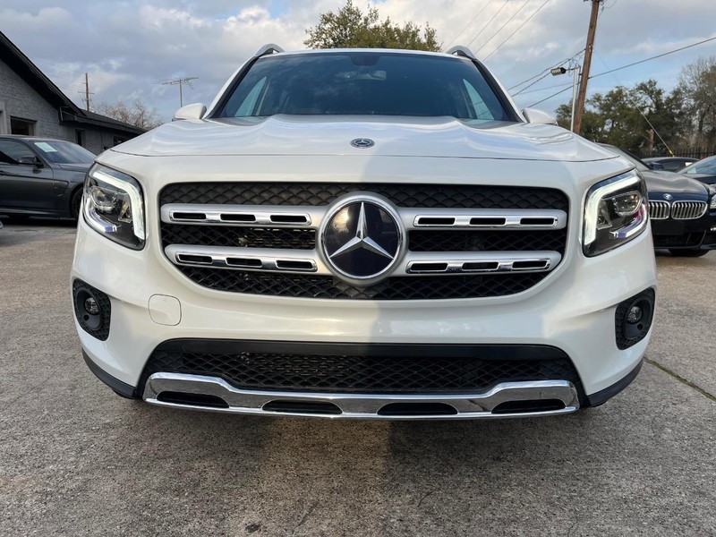 Mercedes-Benz GLB 250 Vehicle Full-screen Gallery Image 02