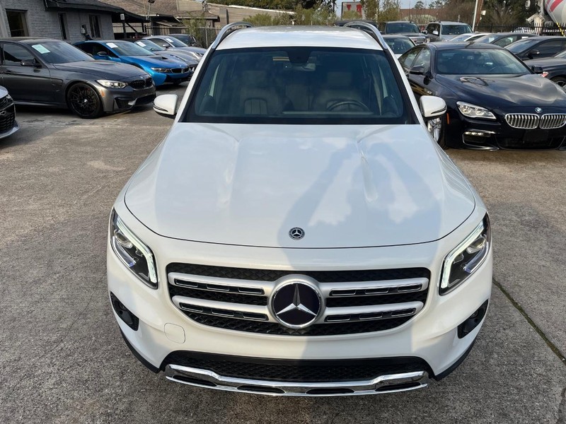 Mercedes-Benz GLB 250 Vehicle Full-screen Gallery Image 03