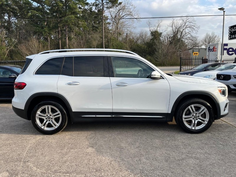 Mercedes-Benz GLB 250 Vehicle Full-screen Gallery Image 05