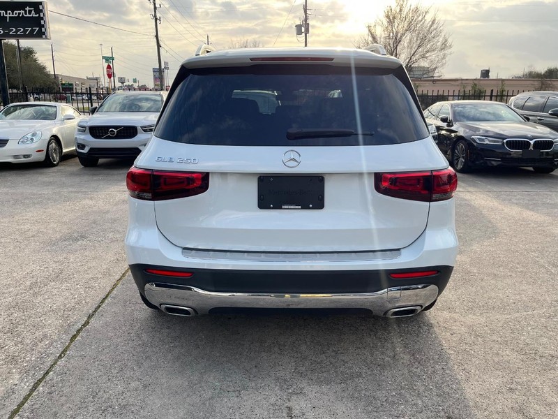 Mercedes-Benz GLB 250 Vehicle Full-screen Gallery Image 07