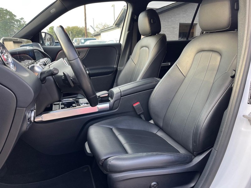 Mercedes-Benz GLB 250 Vehicle Full-screen Gallery Image 11