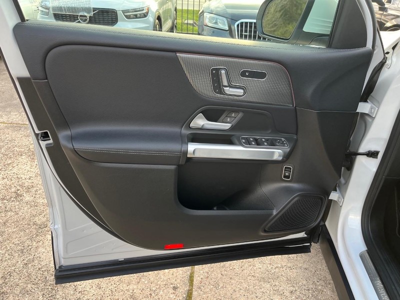 Mercedes-Benz GLB 250 Vehicle Full-screen Gallery Image 12