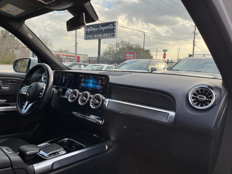 Mercedes-Benz GLB 250 Vehicle Full-screen Gallery Image 13