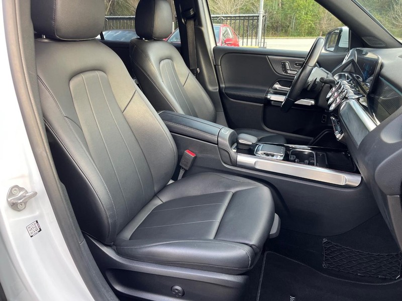 Mercedes-Benz GLB 250 Vehicle Full-screen Gallery Image 14