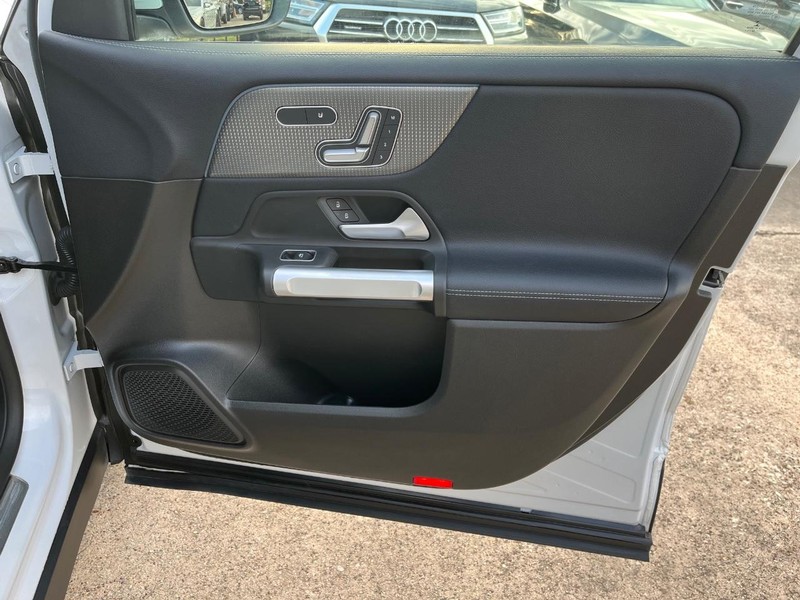Mercedes-Benz GLB 250 Vehicle Full-screen Gallery Image 15