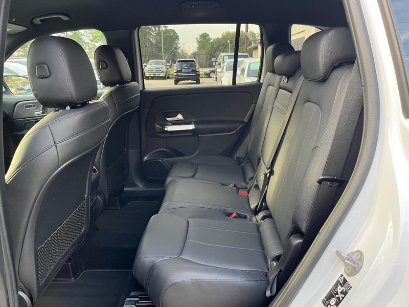 Mercedes-Benz GLB 250 Vehicle Full-screen Gallery Image 16