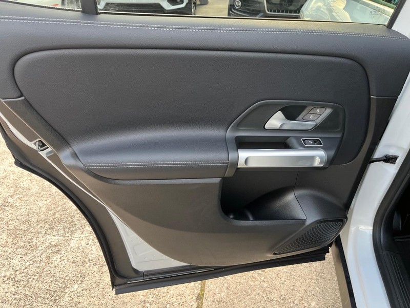 Mercedes-Benz GLB 250 Vehicle Full-screen Gallery Image 17