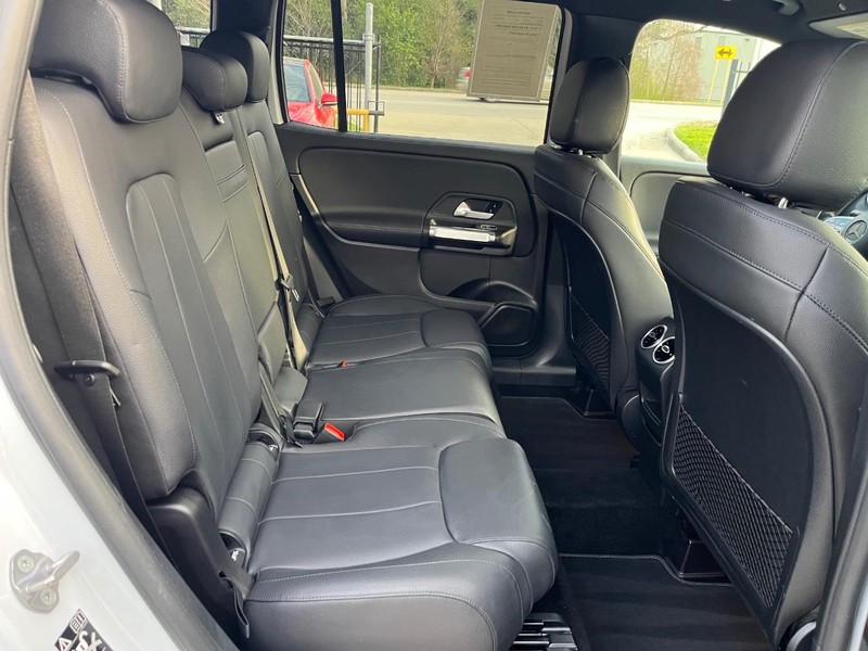 Mercedes-Benz GLB 250 Vehicle Full-screen Gallery Image 18