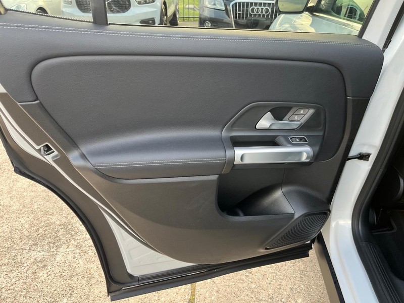 Mercedes-Benz GLB 250 Vehicle Full-screen Gallery Image 19