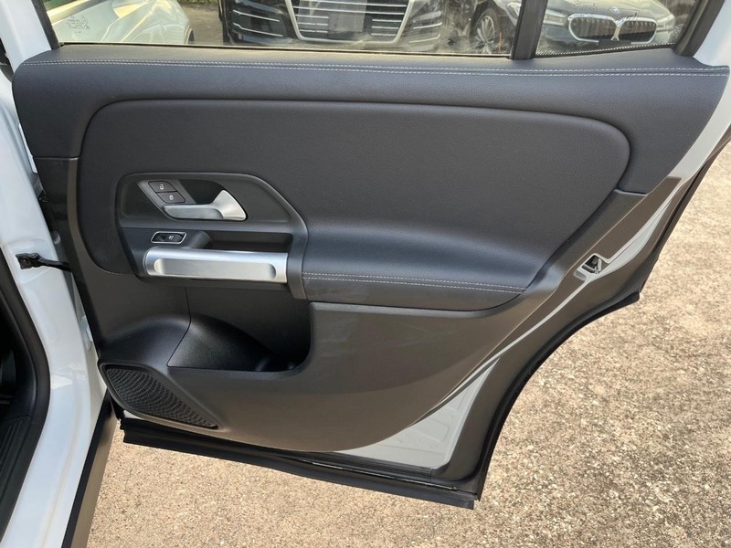 Mercedes-Benz GLB 250 Vehicle Full-screen Gallery Image 21