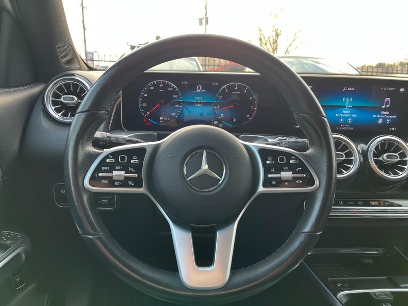 Mercedes-Benz GLB 250 Vehicle Full-screen Gallery Image 22