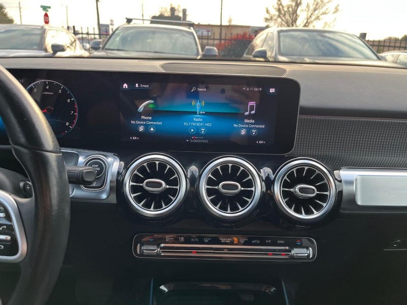 Mercedes-Benz GLB 250 Vehicle Full-screen Gallery Image 24