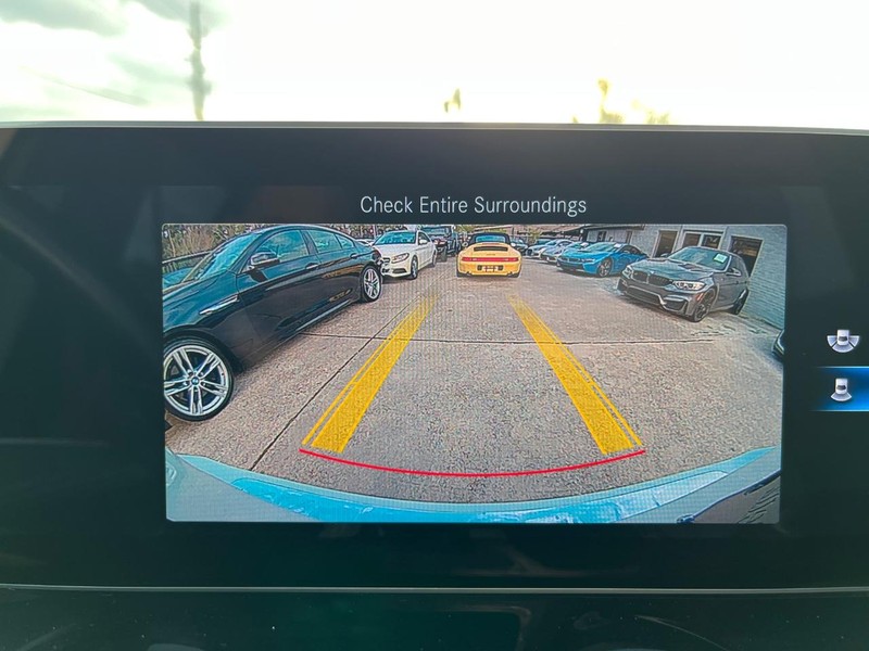 Mercedes-Benz GLB 250 Vehicle Full-screen Gallery Image 25