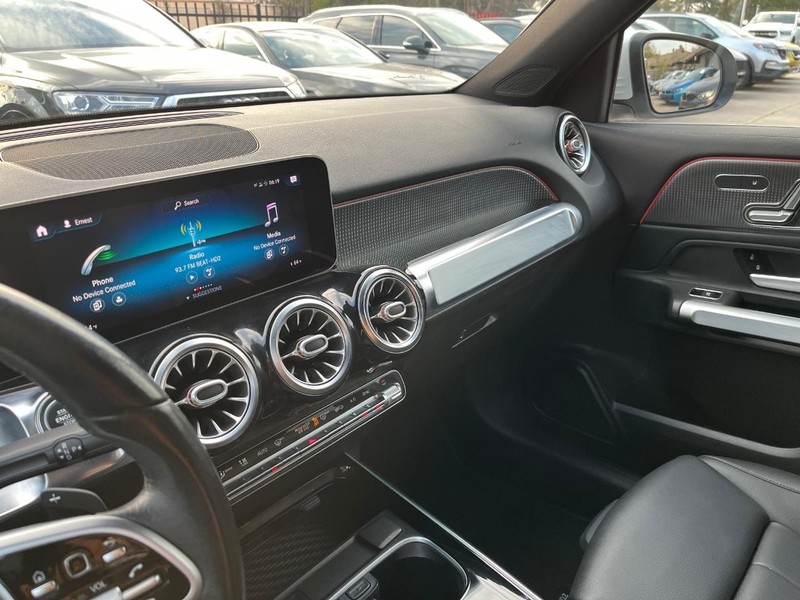Mercedes-Benz GLB 250 Vehicle Full-screen Gallery Image 26
