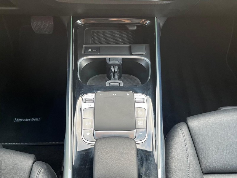 Mercedes-Benz GLB 250 Vehicle Full-screen Gallery Image 27