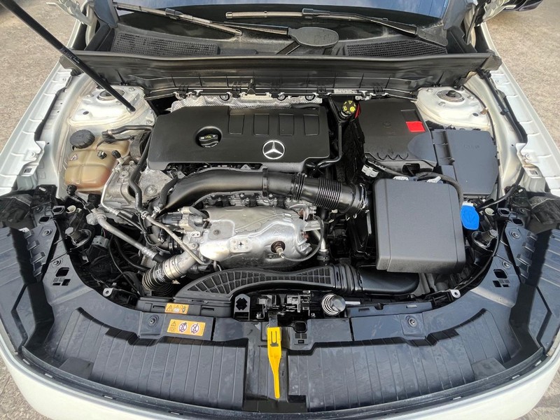 Mercedes-Benz GLB 250 Vehicle Full-screen Gallery Image 28