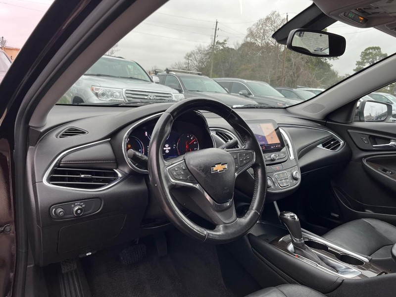 Chevrolet Malibu Vehicle Full-screen Gallery Image 10