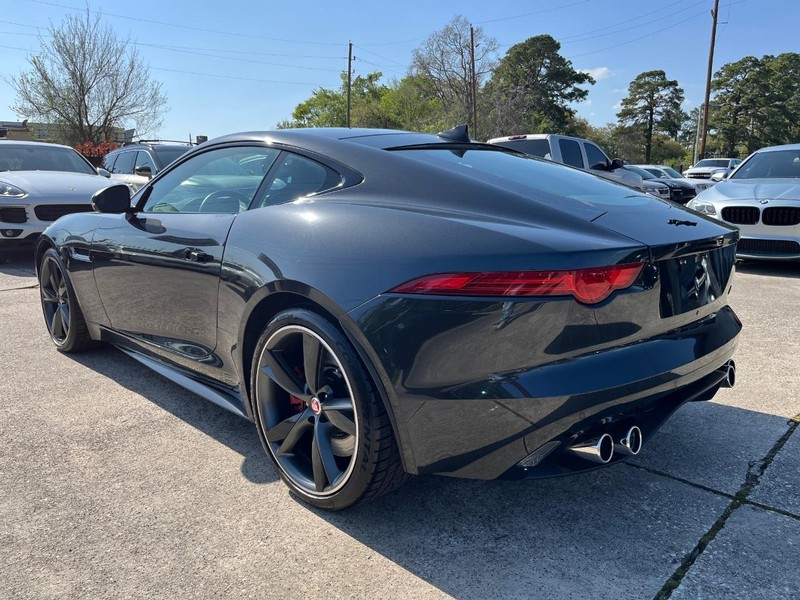 Jaguar F-Type Vehicle Full-screen Gallery Image 09