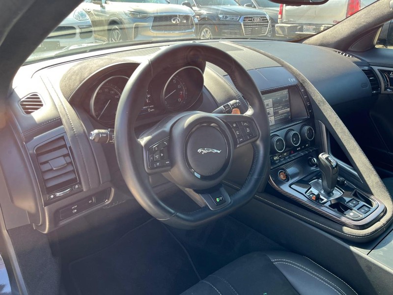 Jaguar F-Type Vehicle Full-screen Gallery Image 11