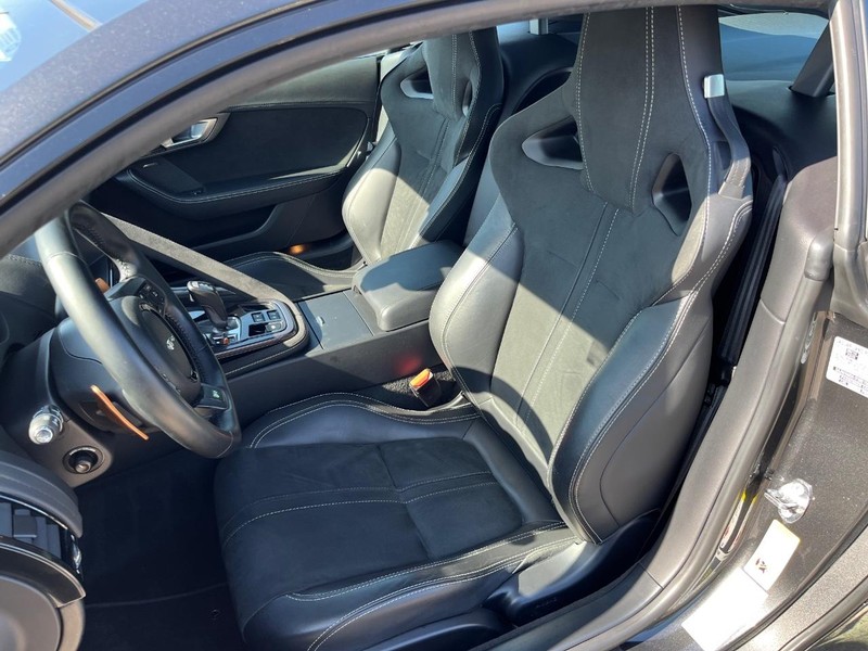 Jaguar F-Type Vehicle Full-screen Gallery Image 12