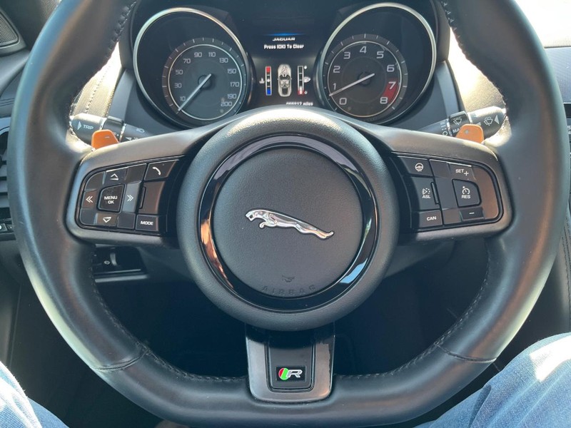 Jaguar F-Type Vehicle Full-screen Gallery Image 17
