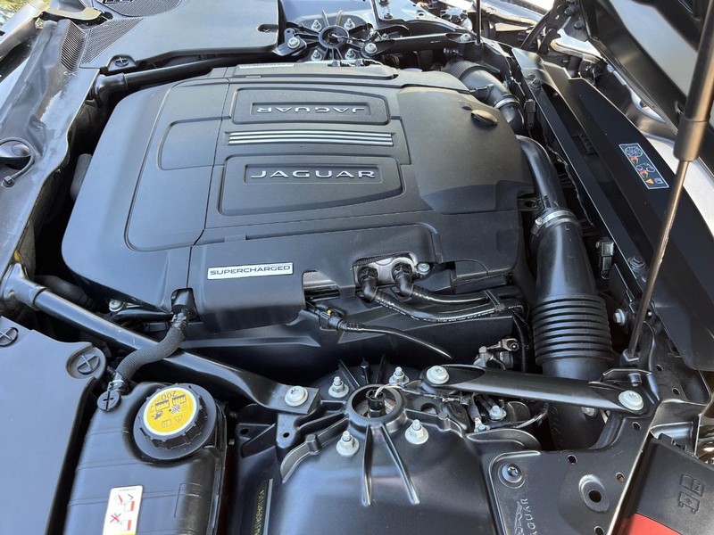Jaguar F-Type Vehicle Full-screen Gallery Image 26