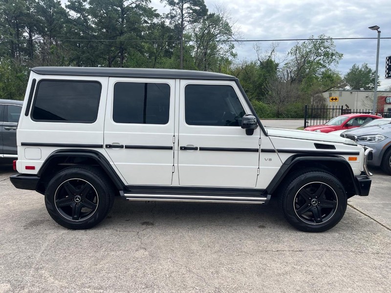 Mercedes-Benz G-Class Vehicle Full-screen Gallery Image 05